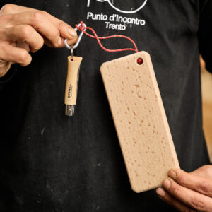 Tagliere in faggio con coltellino Opinel