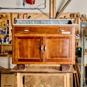 Credenza con piano in marmo