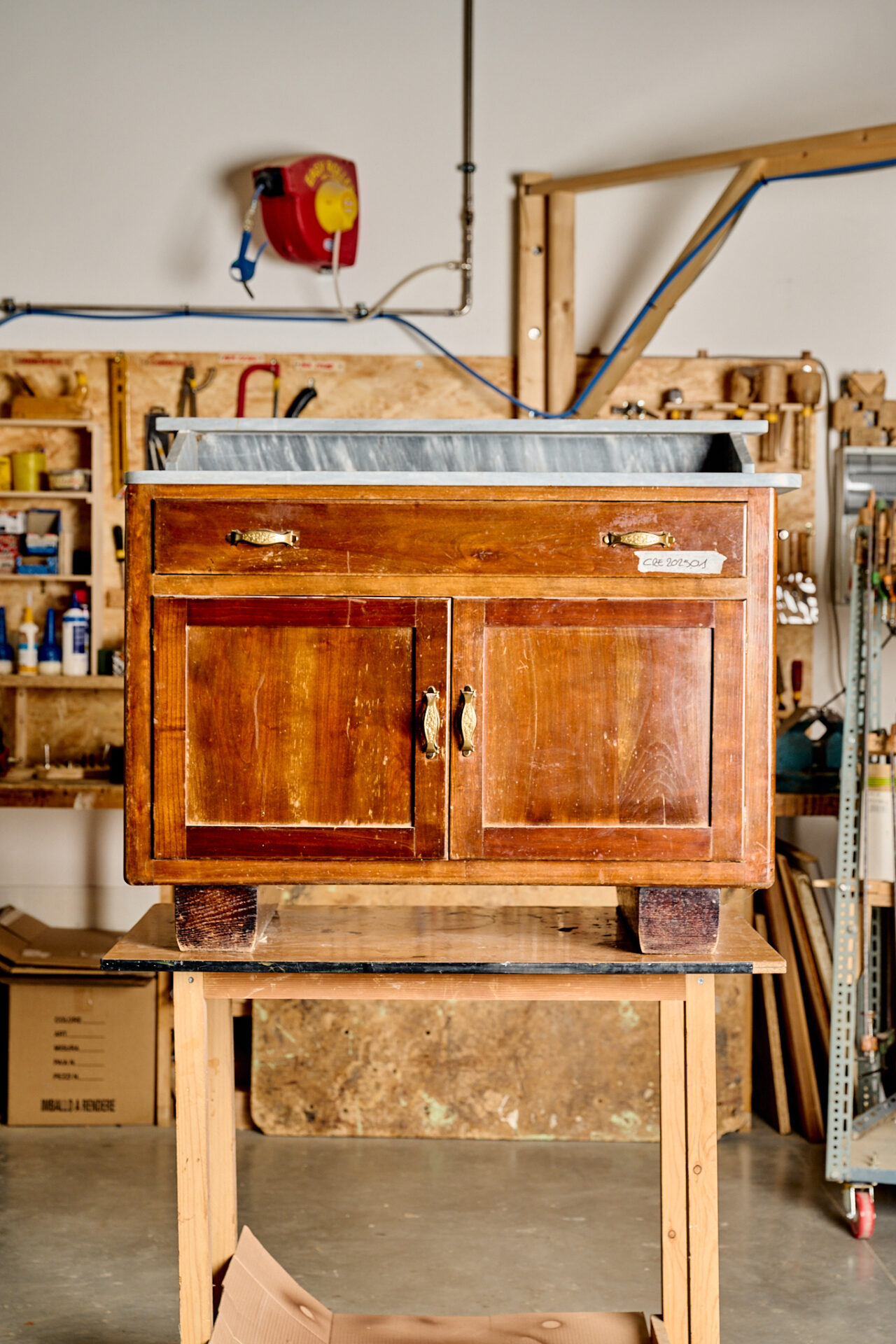 Credenza con piano in marmo